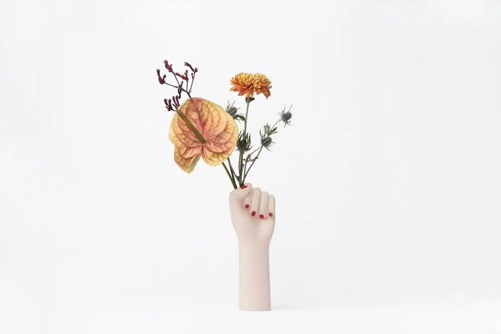 Vase Girl Power : pot fisté clair aux ongles rouges avec fleurs orange et rouges