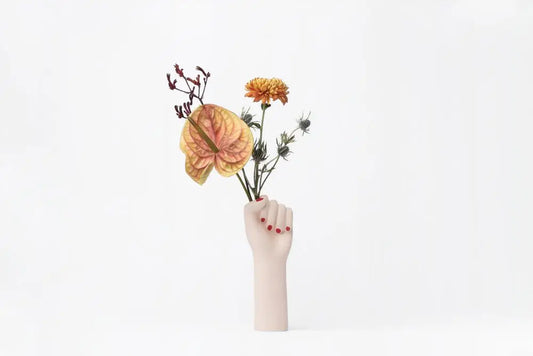 Vase Girl Power : pot fisté clair aux ongles rouges avec fleurs orange et rouges