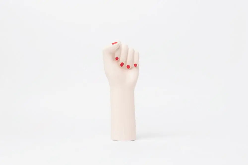 Main de mannequin claire aux ongles rouges pour Vase Girl Power, idée cadeau déco engagée