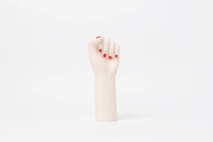 Main de mannequin claire aux ongles rouges pour Vase Girl Power, idée cadeau déco engagée