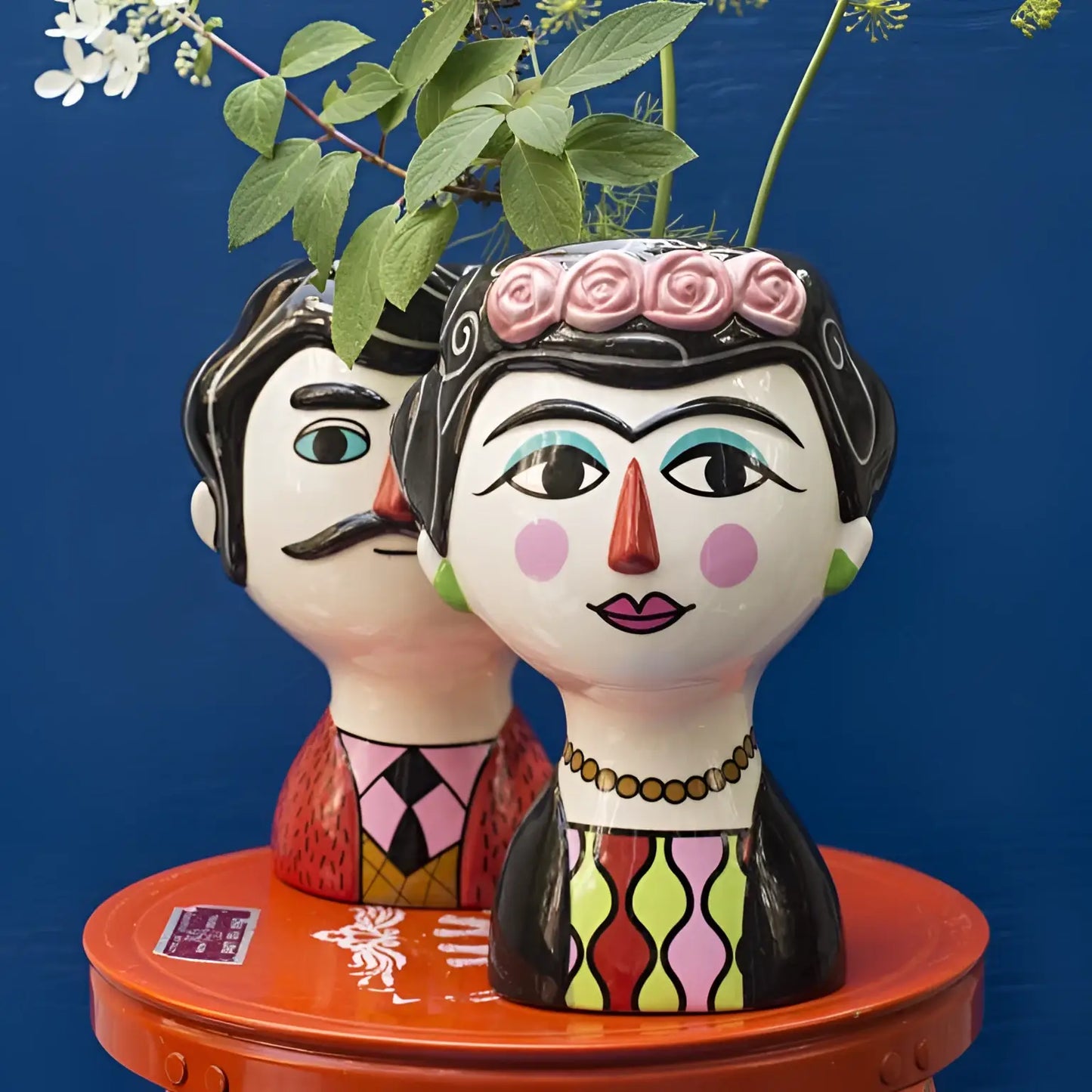 Vase Marisol Couleur Frida Kahlo avec couronne roses et robe géométrique