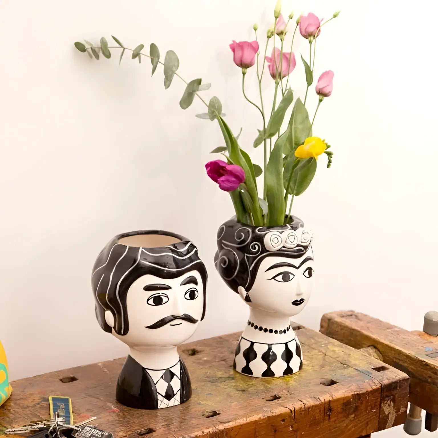 Vase Marisol noir et blanc : visages stylisés avec fleurs