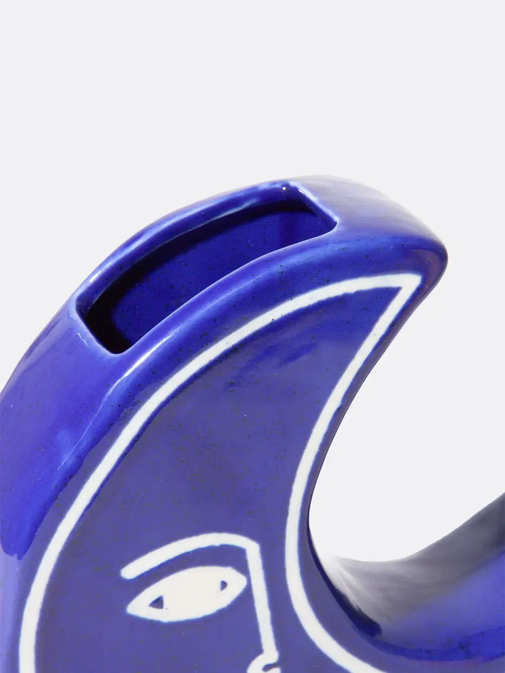 Vase Moon Évoque: vase bleu cobalt céramique avec œil abstrait évocateur