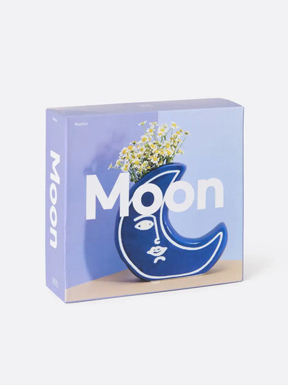 Vase Moon Évoque : pot céramique bleu lune avec silhouette Évocatrice et fleurs jaunes