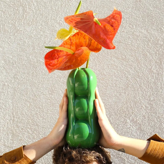 Vase Petits Pois vert en forme de pois avec fleurs d’anthurium orange