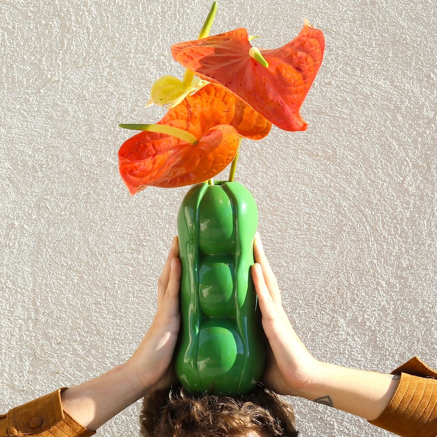 Vase Petits Pois vert en forme de gousse avec anthuriums orange et motif à pois