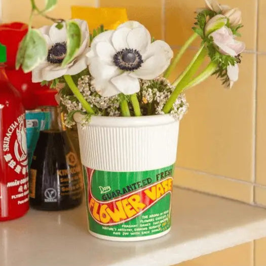 Vase pot de nouilles avec fleurs fraîches, design épuré, touche d’élégance