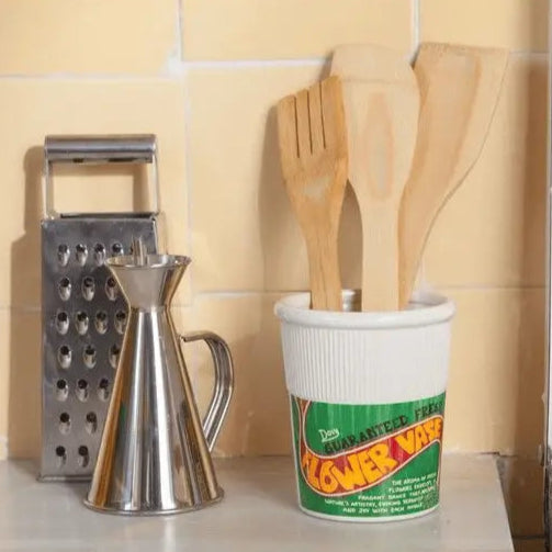 Vase pot de nouilles avec fleurs fraîches, design épuré, touche d’élégance dans la cuisine