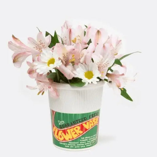 Fleurs fraîches alstroemeria et daisies dans vase pot de nouilles au design épuré