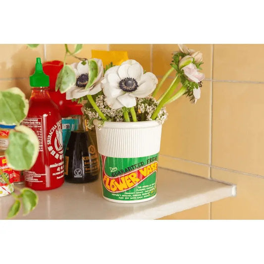 Vase blanc Pot De Nouilles rempli de fleurs blanches, design épuré et élégant