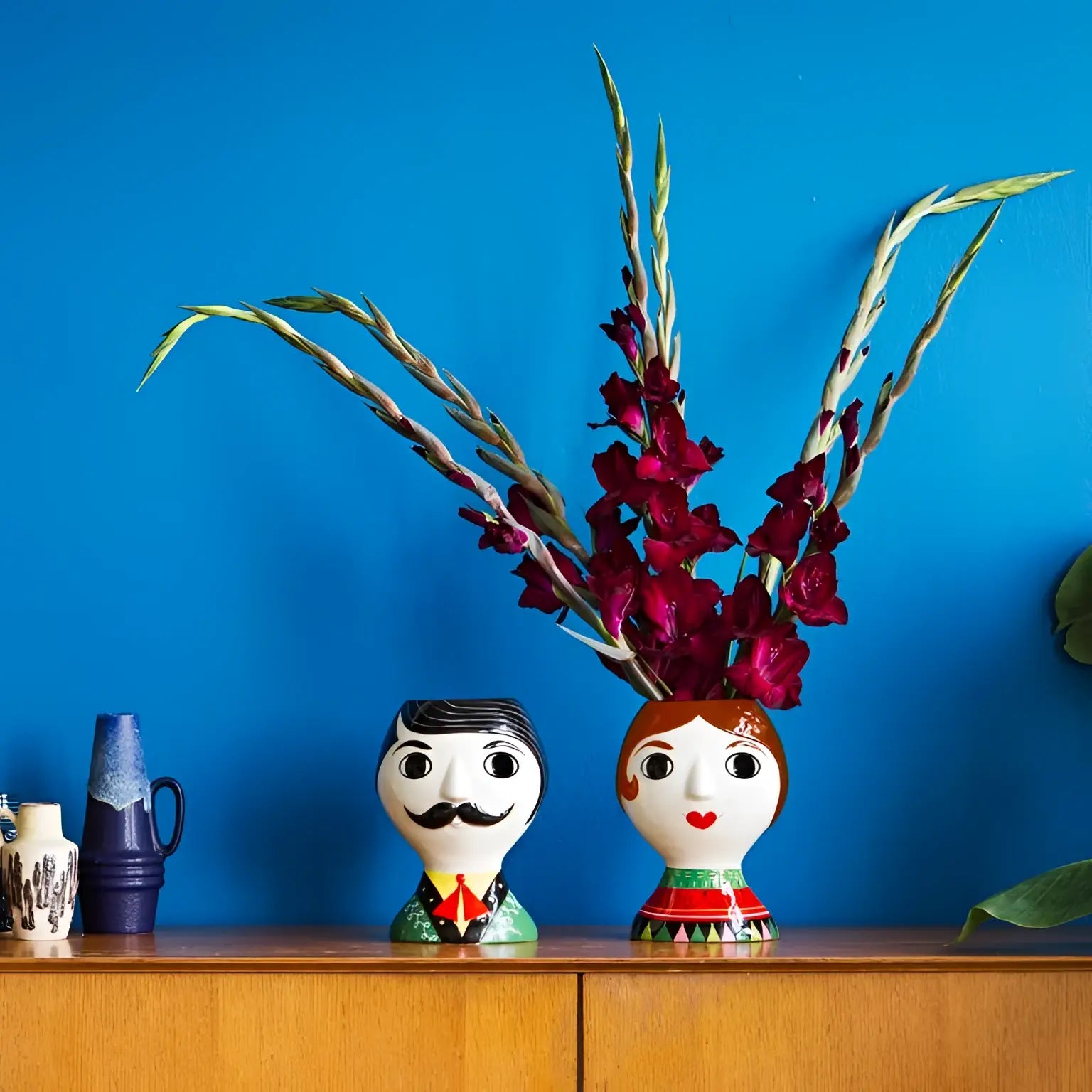 Vase Señora: tête de femme en céramique, créativité florale mexicaine avec glaïeuls rouges