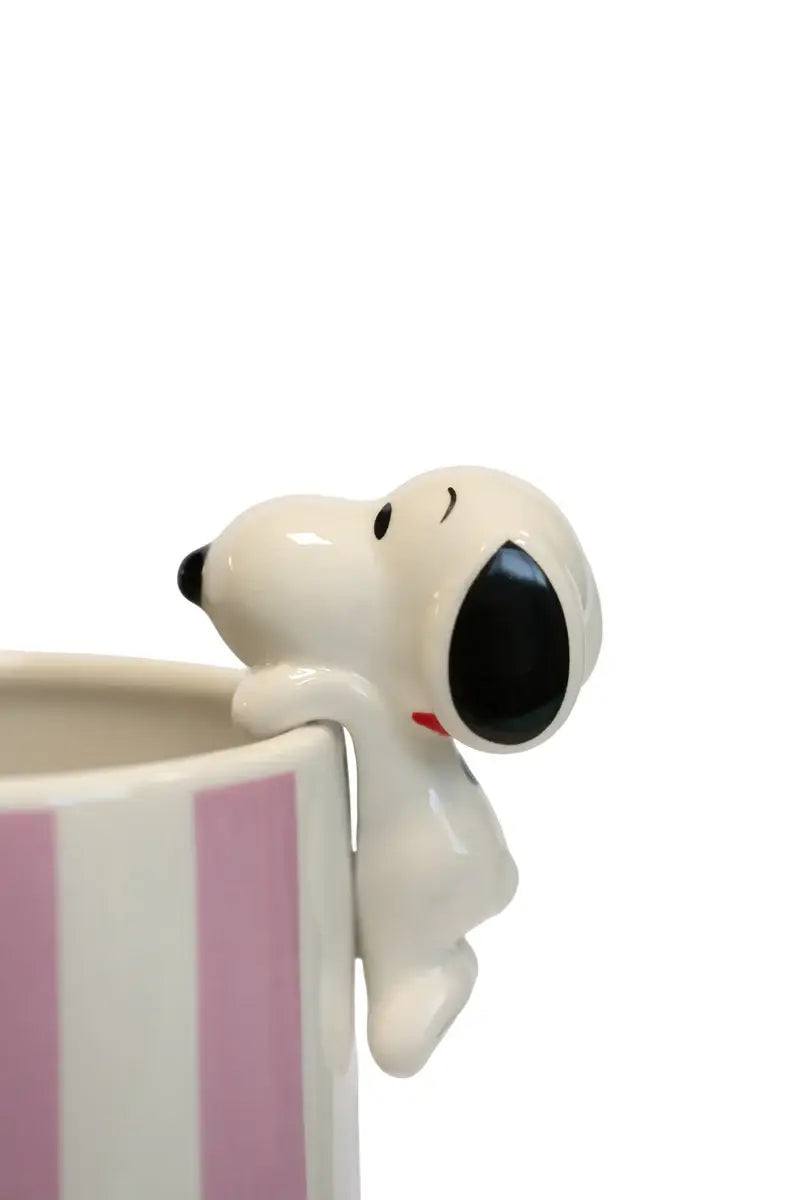 Vase Snoopy Love chargé d’émotion, design subtil : Snoopy en céramique blanche épiant d’une tasse rayée
