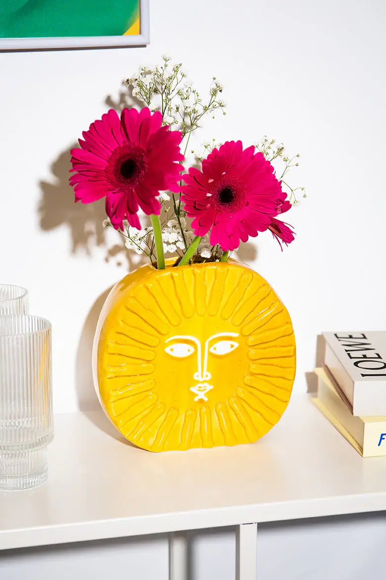 Vase Soleil jaune vif en céramique, motif solaire blanc stylisé