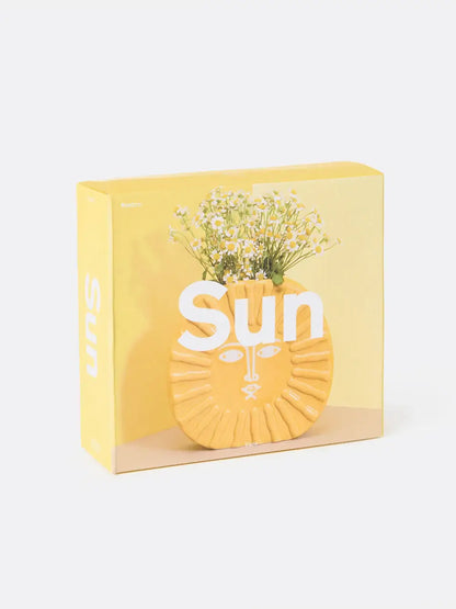 Vase Soleil motif solaire jaune en céramique avec visage souriant et marguerites blanches