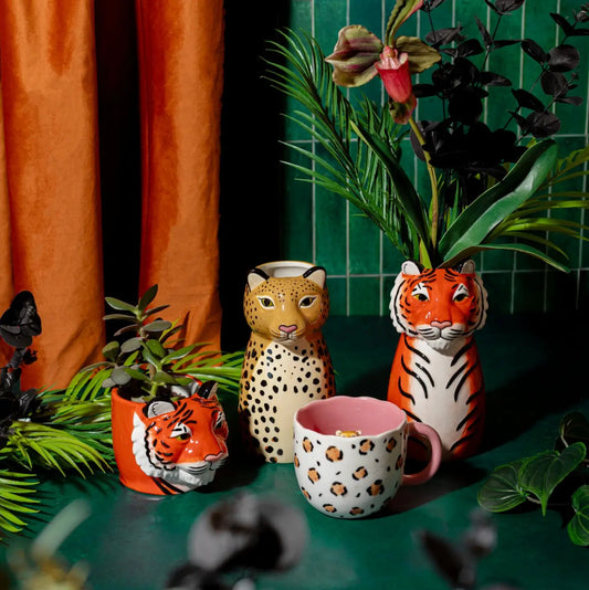 Vase Tigre en céramique blanche avec intérieur rose et motifs léopard orange