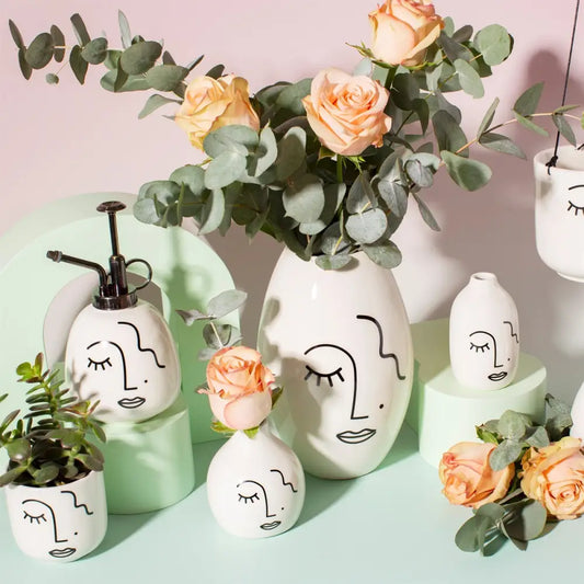 Vase visage abstrait en céramique blanche avec designs de visages abstraits cools