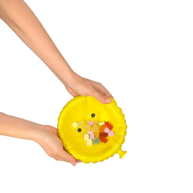 Vide poche ballon avec un poussin jaune rempli de bonbons colorés, super mignon