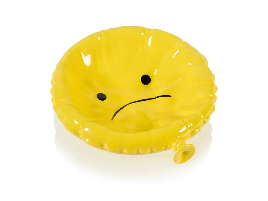 Ballon jaune dégonflé avec visage triste, vide poche ballon