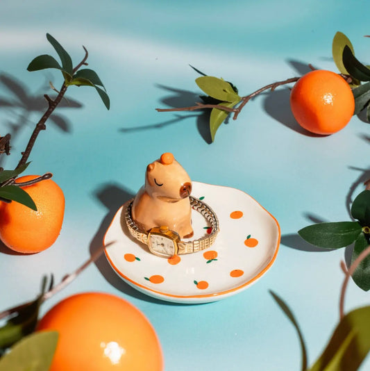 Montre or sur vide poche capybara en céramique orange cosy