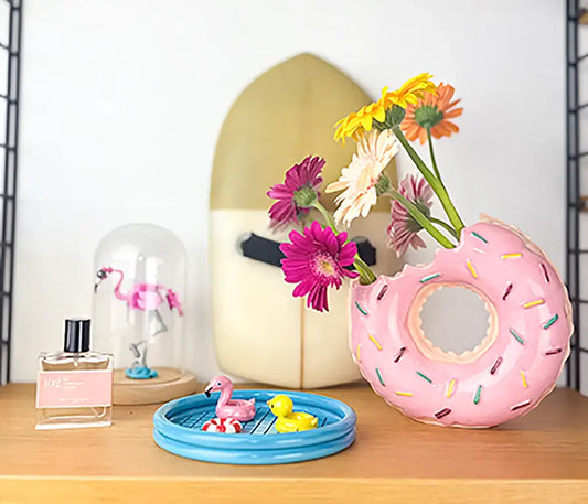 Vase vide-poche Floaty Pool rose en forme de donut avec sprinkles colorés ludiques