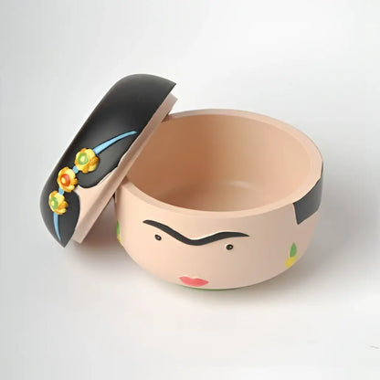 Boîte vide poche Frida en bois, visage Frida Kahlo aux sourcils noirs, lèvres rouges et points verts sur joues, plus qu’un simple objet de décoration intérieure