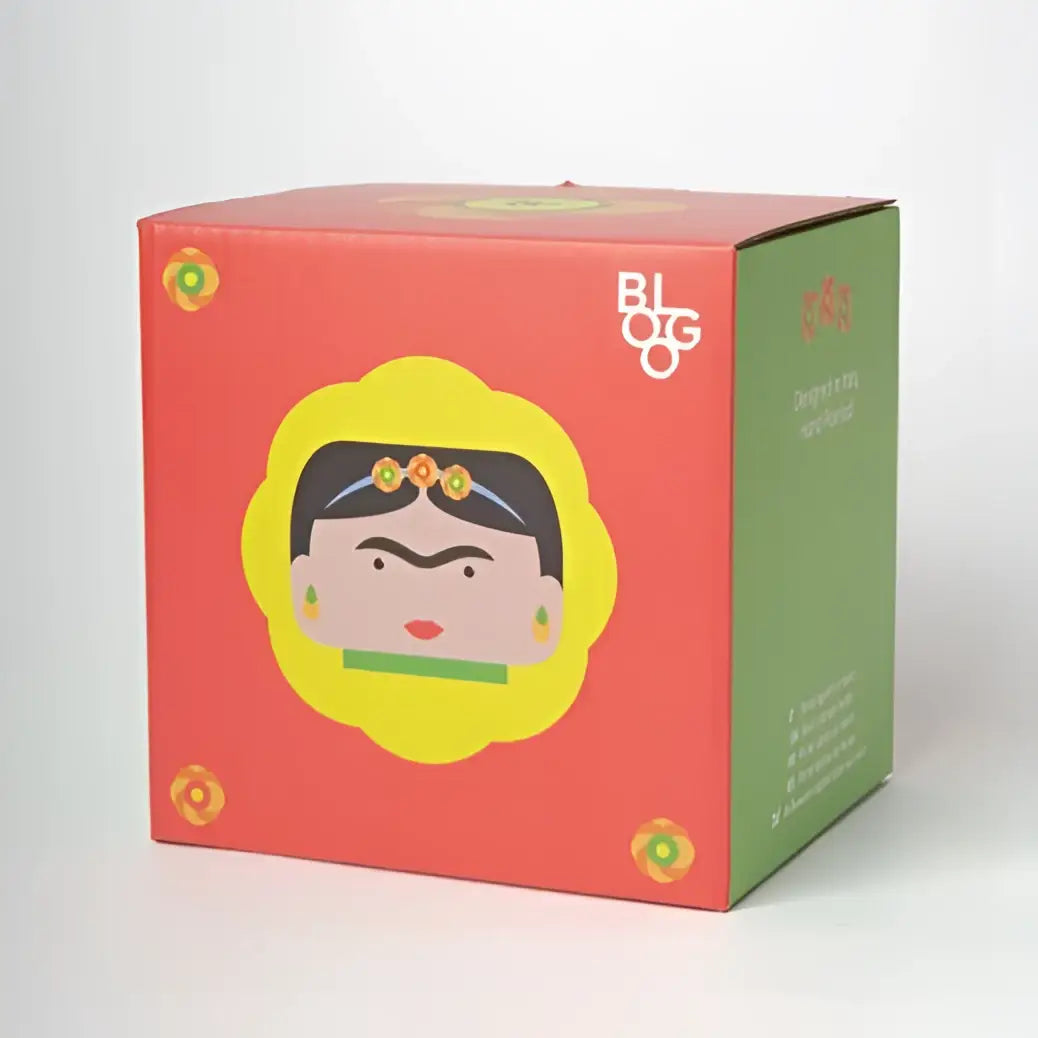Vide poche Frida : boîte carton rouge-vert avec visage Frida Kahlo fleuri sur fond jaune festonné