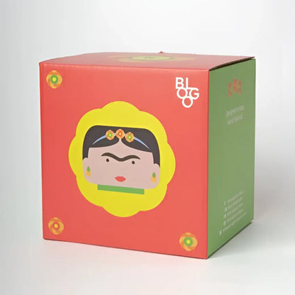 Vide poche Frida : boîte carton rouge-vert avec visage Frida Kahlo fleuri sur fond jaune festonné