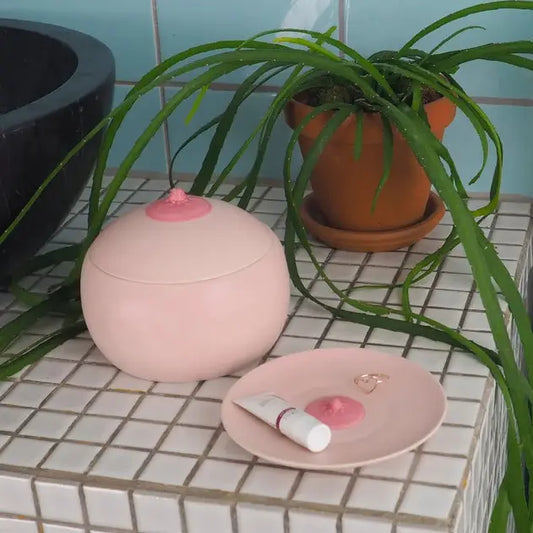 Vase céramique rose en forme de sein, Vide Poche Sein, touche artistique