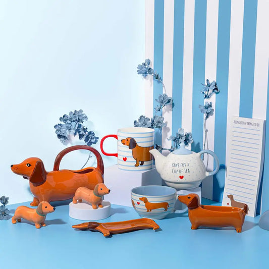 Vide poche teckel design inspiré avec mugs, teapot, figurines et accessoires dachshund
