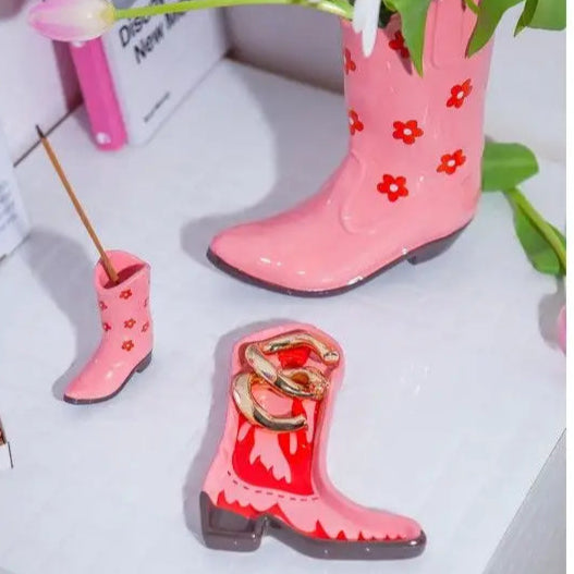 Plateau à bibelots avec petits objets style western en bottes de cow-boy roses