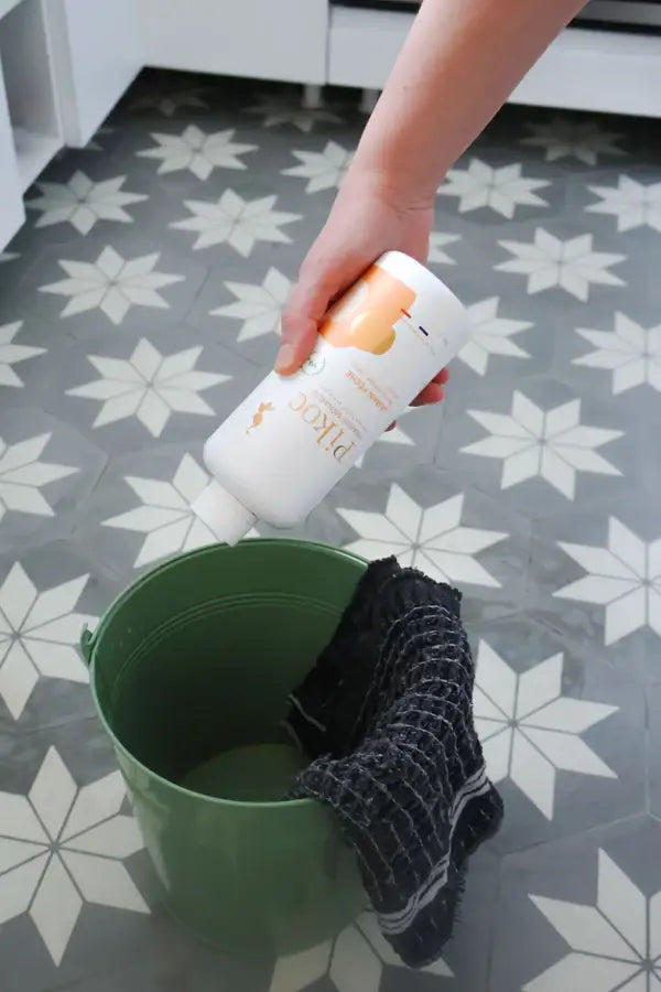 Versement de Vinaigre Jasmin Pêche dans un seau vert