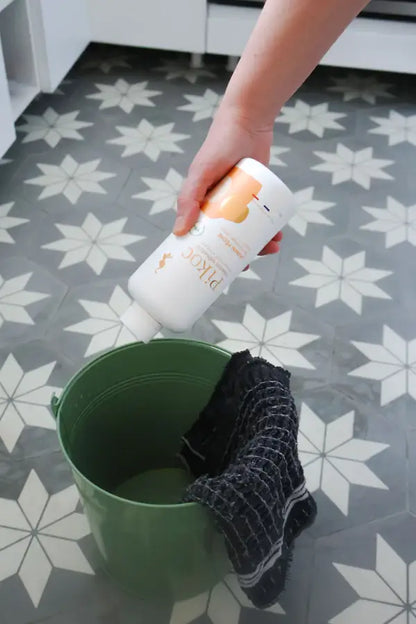 Versement de Vinaigre Jasmin Pêche dans un seau vert