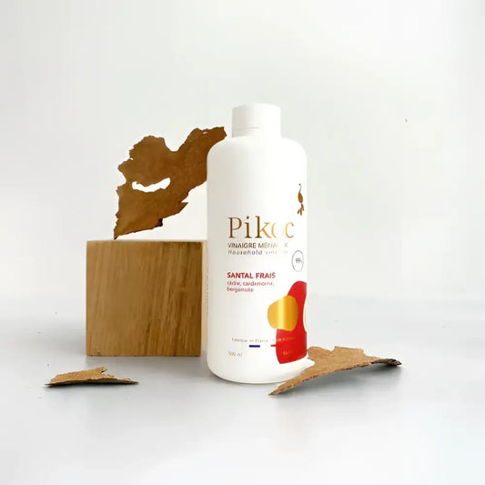 Bouteille de vinaigre ménager Vinaigre Santal Frais 500 mL avec étiquette colorée