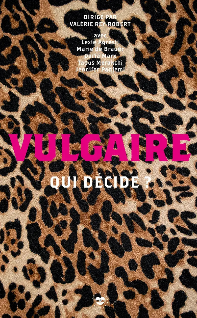 Couverture Vulgaire Qui Décide ? avec fond léopard, texte rose-blanc sur liberté d’expression