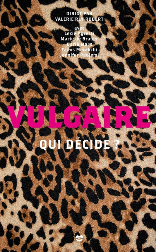 Couverture Vulgaire Qui Décide ? avec fond léopard, texte rose-blanc sur liberté d’expression